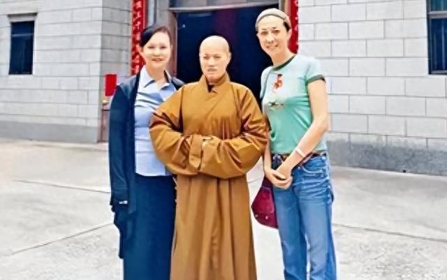 吉林美女村姑，到香港当尼姑，与两个和尚结婚，10年花掉4000万