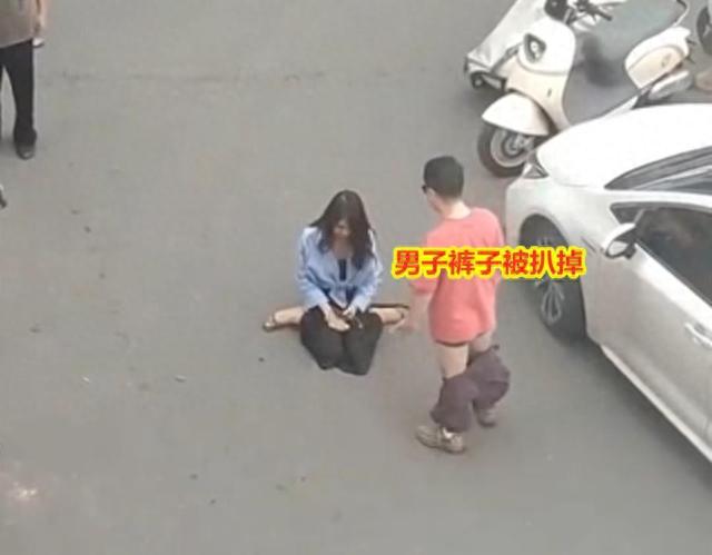 女子追尾下跪求饶，哭着把对方裤子扒掉，男子：200块就脱我裤子