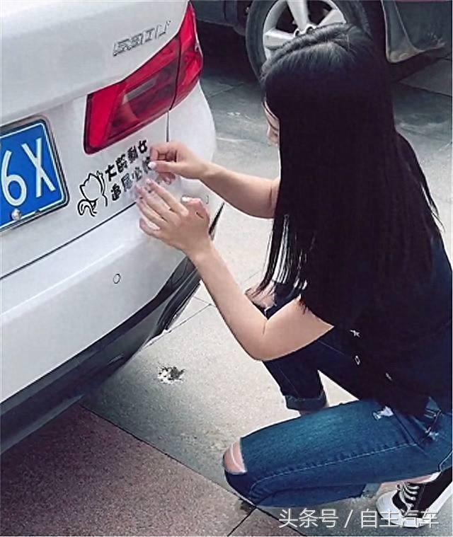 90后美女买宝马5系，车尾还贴“8”个字！网友称：可以告别单身了