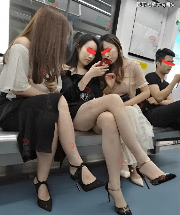 男子地铁站夸赞女子腿细好看，女子：你有眼光很会说话，加个好友
