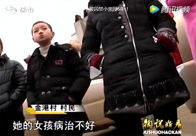 湖北24岁校花被裸身囚禁,与蛇同住满身污秽,父亲：为了防止她早恋