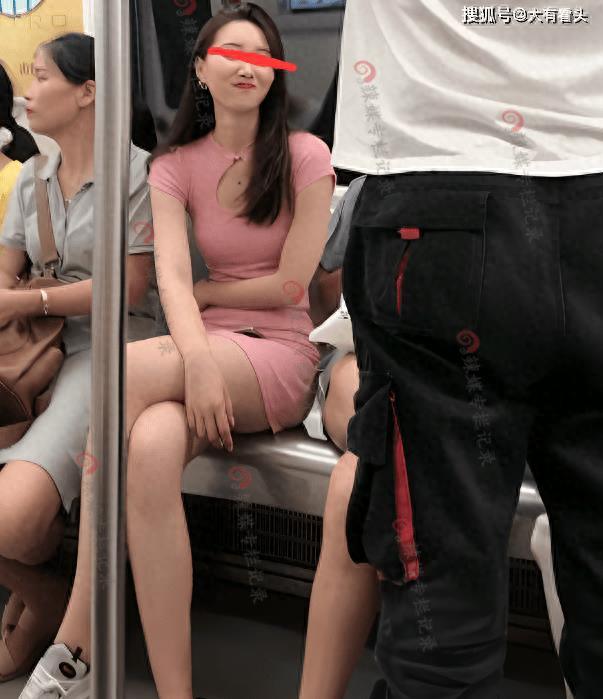 男子地铁站夸赞女子腿细好看，女子：你有眼光很会说话，加个好友