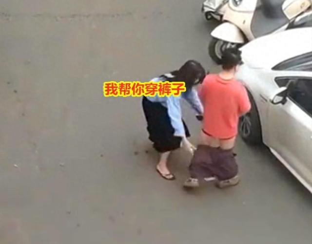 女子追尾下跪求饶，哭着把对方裤子扒掉，男子：200块就脱我裤子