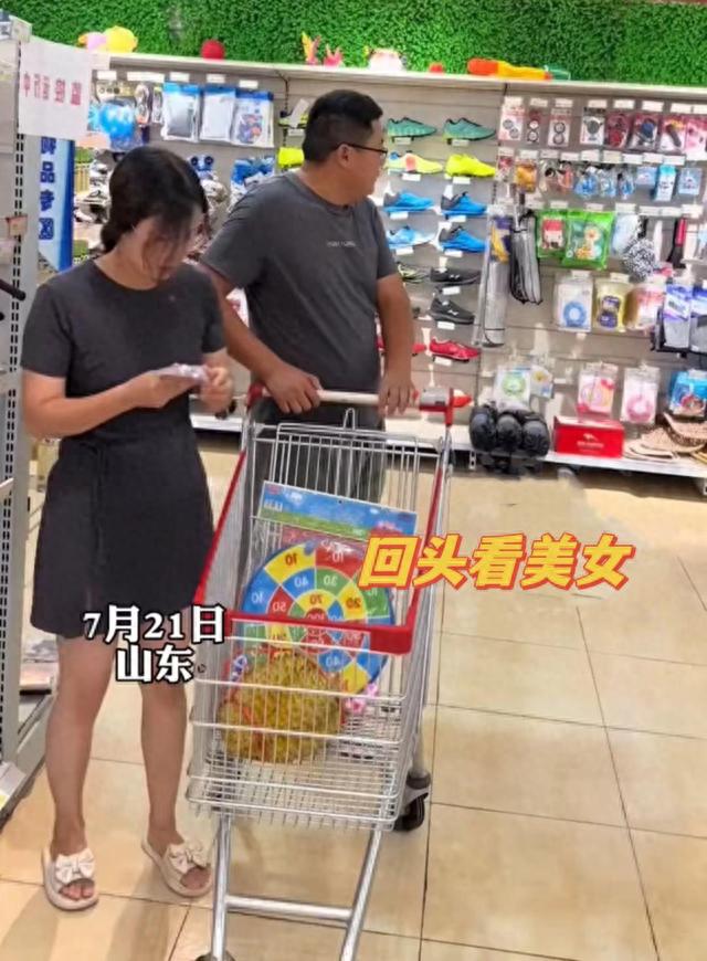 男子超市看美女入迷，被妻子突然“暴击”，最后一招亮了：谁教的