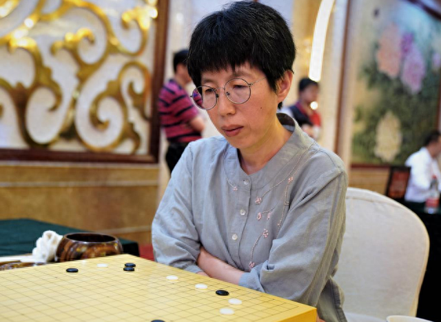 连续碾压邓紫棋李一桐贾静雯高圆圆，“抽象女孩”什么来头？