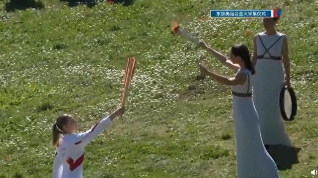 希腊美女演员化身最高女祭司，穿浅蓝长裙点燃圣火，气质全场最佳