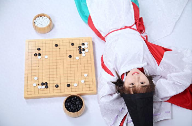 连续碾压邓紫棋李一桐贾静雯高圆圆，“抽象女孩”什么来头？