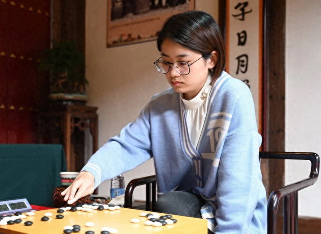 连续碾压邓紫棋李一桐贾静雯高圆圆，“抽象女孩”什么来头？