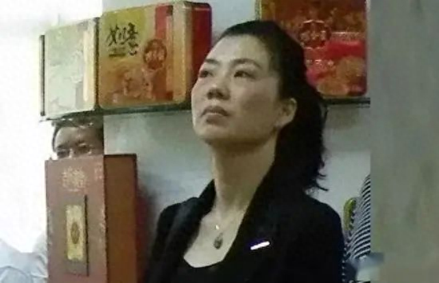 邓洁，广东“美女贪官”，大搞权色钱色交易，4年前和丈夫齐落马