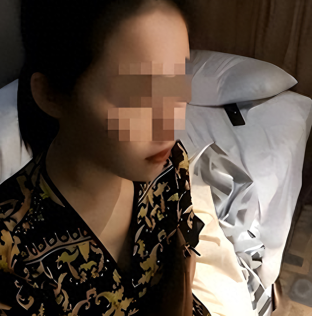 美女与7名男子聚众淫乱遭人举报，被抓时叫嚣：这是性自由我没罪