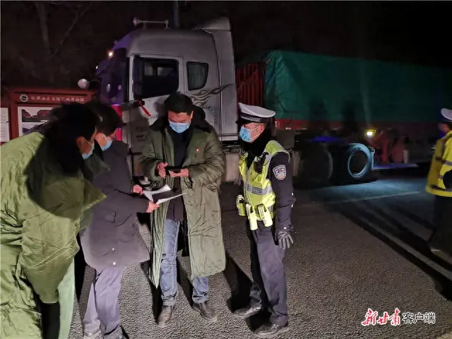 【疫情防控 甘肃在行动】临潭：警医伉俪携手并肩战疫情