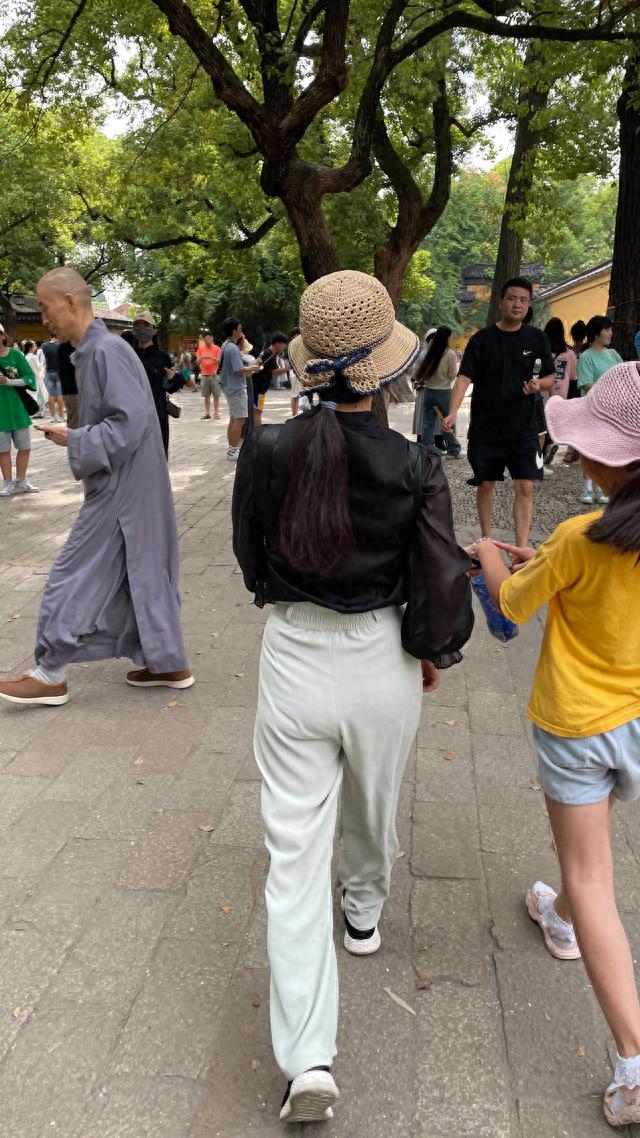 秋天的街拍日记，古城街头生活真实记录，街头美女的倩影