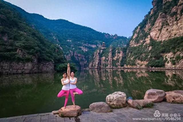 摄影师镜头下的瑜伽美女与中国山水美景