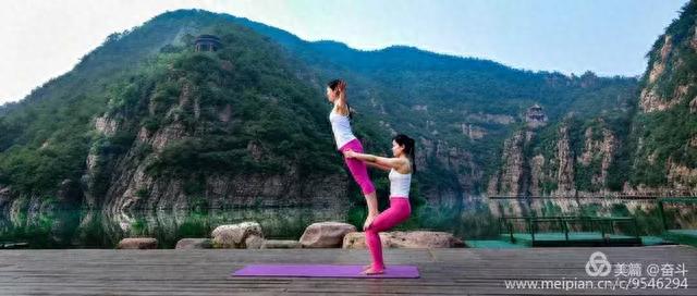 摄影师镜头下的瑜伽美女与中国山水美景