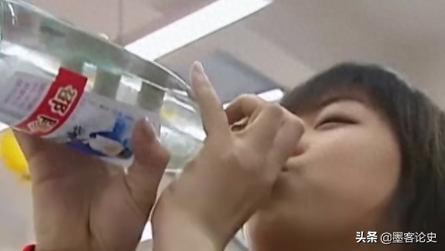 故事：湖南23岁女孩千杯不醉，喝酒如喝水，记者见状心服口服