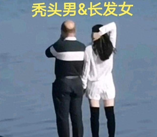 深圳海边妙龄美女恋秃顶大叔举止亲昵亮人眼，网友：我输在哪？