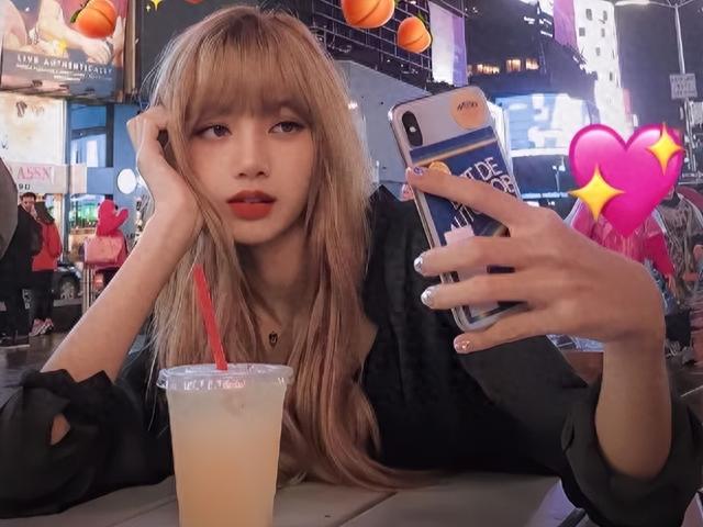 Lisa“疯马秀”后回国被围堵，被辣条甩脸痛到捂脸，现场一片混乱