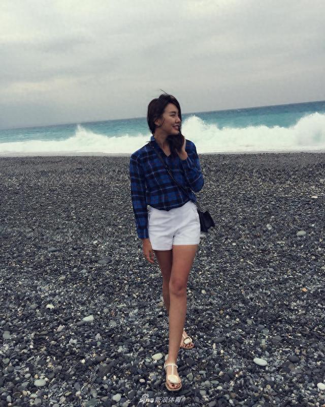 韩国高尔夫氧气美女笑眼长腿身材一级棒