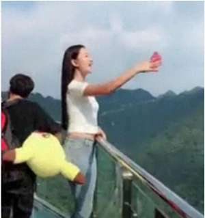 玻璃 美女(美女旅途在玻璃栈道自拍，被男游客撞了一下，意外令人难以承受)