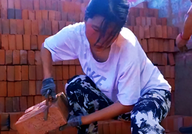 泪目！17岁单亲女孩跟妈妈搬砖挣学费，一天干十小时，装2万块砖