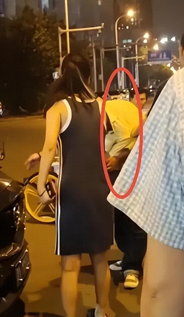 姑奶奶你也敢摸？天津男子对美女耍流氓，反被狂扇耳光踢中命根子