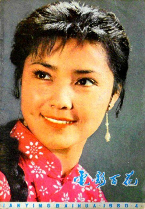 1980年出演电影《红牡丹》1984年当选春节联欢晚会主持人，姜黎黎