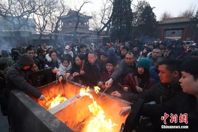 起最早的床，烧最呛的香，中国人初五拜财神有多野