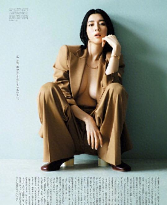 “Jay女郎”三吉彩花登封 半撩背心狂秀傲人上围