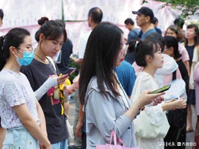 年轻靓丽！千佛山相亲大会美女帅哥越来越多，单身的你快来寻缘吧