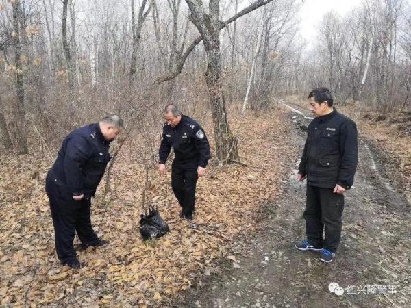 男子晨练时发现一黑色塑料袋，打开一看赶紧报警