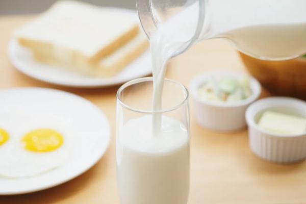 牛奶、奶粉到底有什么区别？怎么选？这次都说清楚了