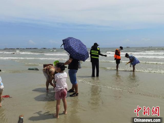 探访广西北海侨港浴场：广播路牌提示 工作人员水边值守