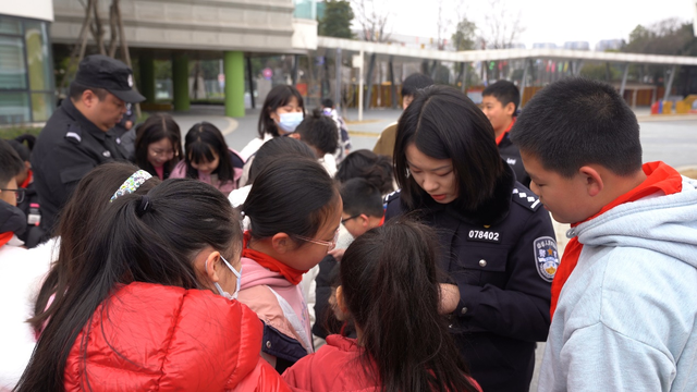 交警铁骑、特警暴龙车、治安搜爆犬都来了 这堂“开学第一课”同学们想“拖堂”