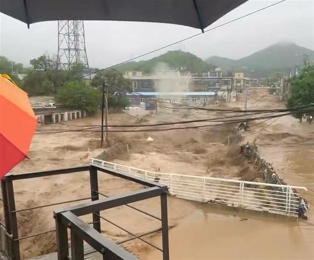 村民亲历北京房山暴雨：数十户人家撤至13公里外酒店避险，铲车现场转移受困群众