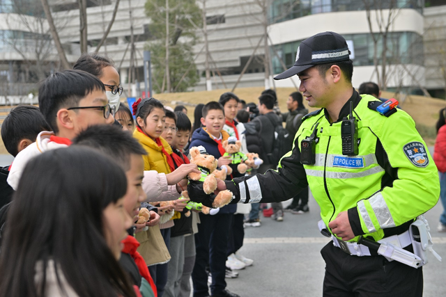 交警铁骑、特警暴龙车、治安搜爆犬都来了 这堂“开学第一课”同学们想“拖堂”