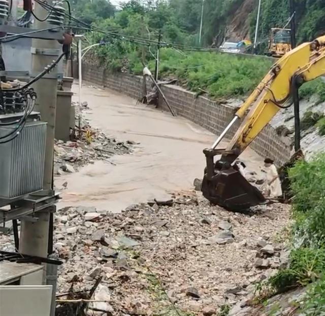 村民亲历北京房山暴雨：数十户人家撤至13公里外酒店避险，铲车现场转移受困群众