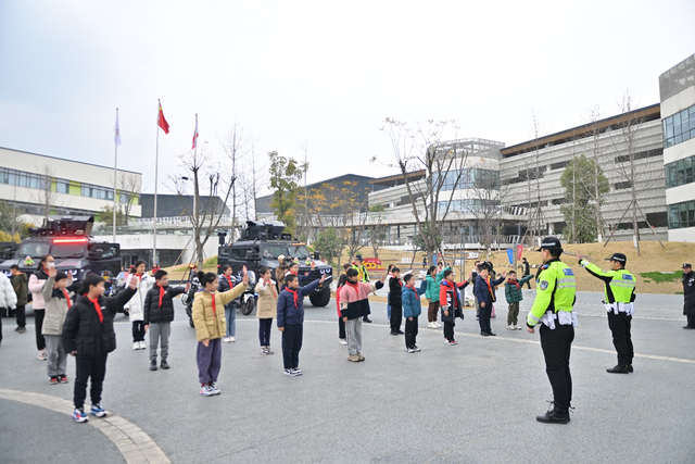 交警铁骑、特警暴龙车、治安搜爆犬都来了 这堂“开学第一课”同学们想“拖堂”