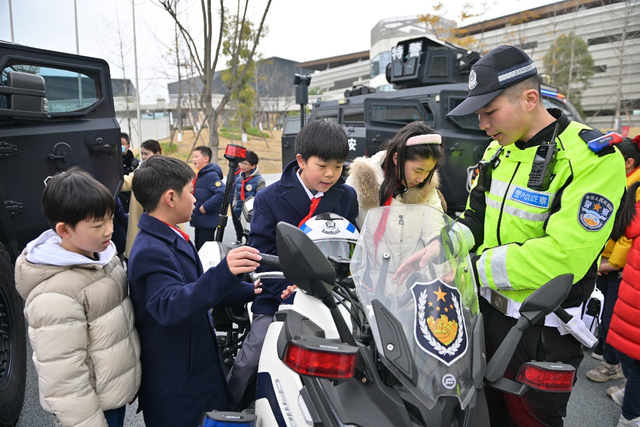 交警铁骑、特警暴龙车、治安搜爆犬都来了 这堂“开学第一课”同学们想“拖堂”