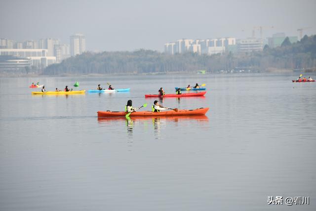 航拍正月里的成都兴隆湖，赏花人群、车流人山人海