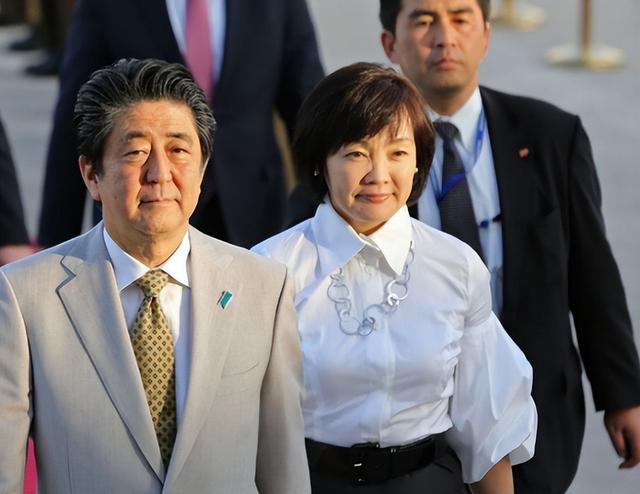 安倍晋三：外祖父是甲级战犯，四度拜相，成为连任最久的日本首相