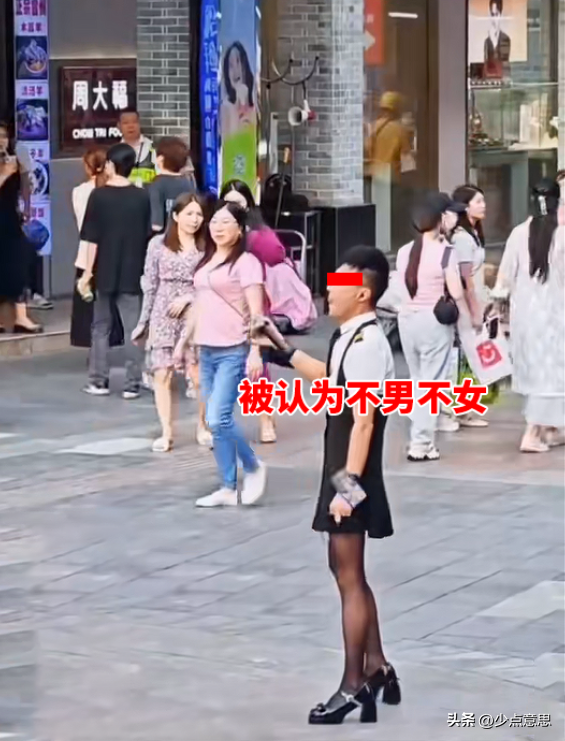 深圳一男子穿黑丝直播被驱赶，只因穿着太过辣眼：不男不女
