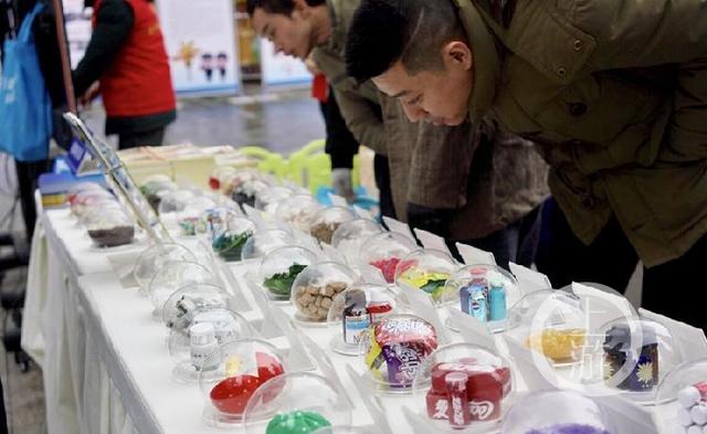 “红冰”、“可乐粉”等数十毒品在市民广场展出，民警：识毒拒毒