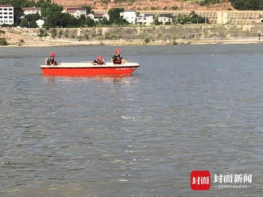 四川遂宁“网红沙滩”水浪打翻渔船 两人自救上岸一人失踪