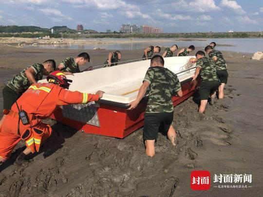 四川遂宁“网红沙滩”水浪打翻渔船 两人自救上岸一人失踪