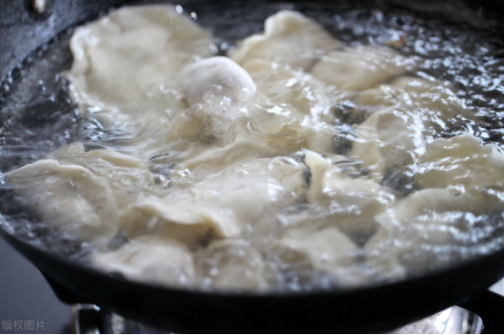 煮速冻饺子，冷水还是开水下锅？教你一招，饺子不破皮，味道好吃