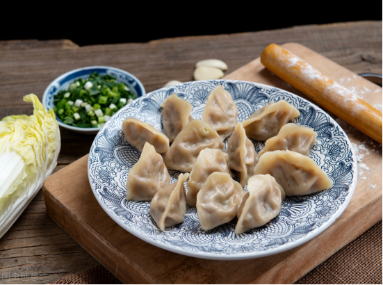 煮速冻饺子，冷水还是开水下锅？教你一招，饺子不破皮，味道好吃