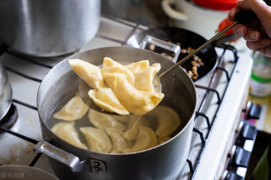 煮速冻饺子，冷水还是开水下锅？教你一招，饺子不破皮，味道好吃