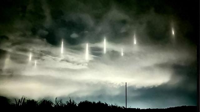 日本夜空突现多道“神秘光束”让数百万人猜测难道是外星舰队入侵