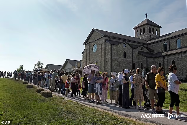 美国密苏里州一名修女死后埋葬四年尸体不腐，数千人前来参观