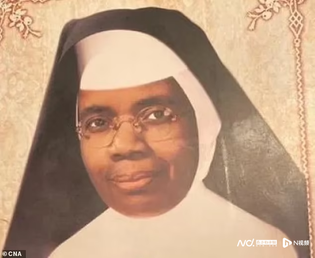 美国密苏里州一名修女死后埋葬四年尸体不腐，数千人前来参观